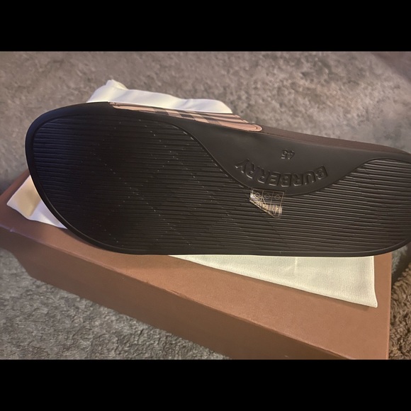 Authentic Burberry slides main image 4